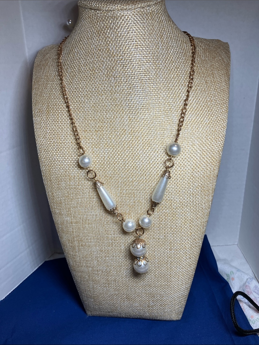 Elegant Gold-Tone Pearl Drop Necklace - White Pearlescent Accents
